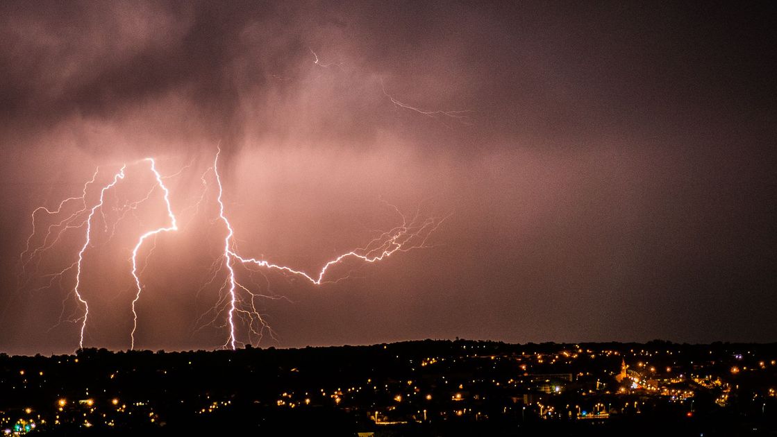 Naranjal: Tormenta eléctrica y vientos fuertes sacuden la tarde del viernes 23