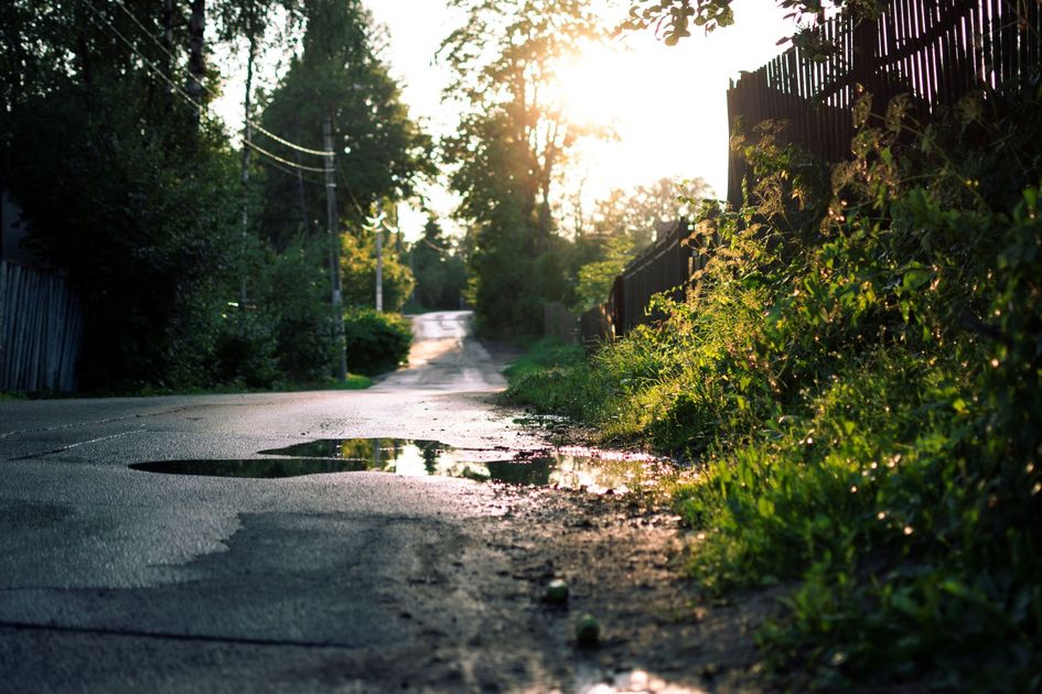 Un vehículo terminó en la cuneta al esquivar baches en la vía a La Delicia