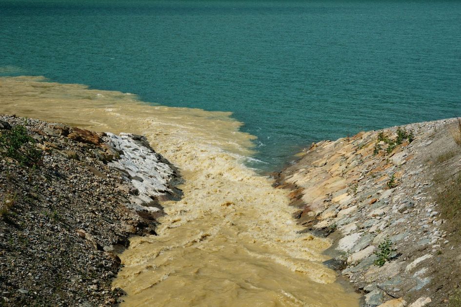 Erosión del río Taura amenaza carretera en Pocos Palos y alerta a moradores