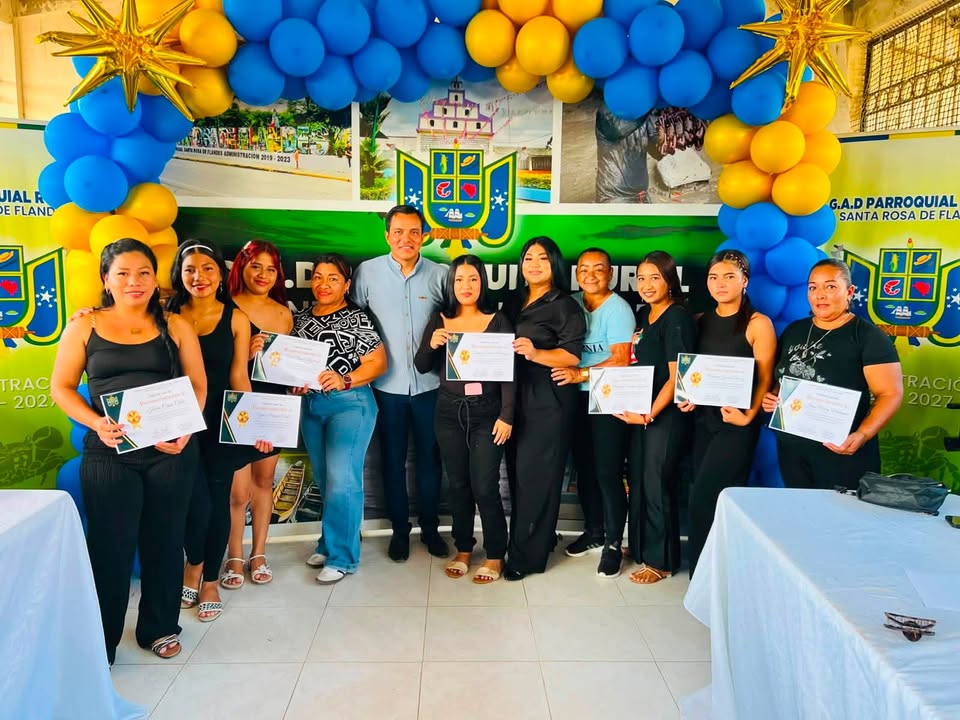 Clausuraron curso de automaquillaje en Puerto Baquerizo con entrega de certificados