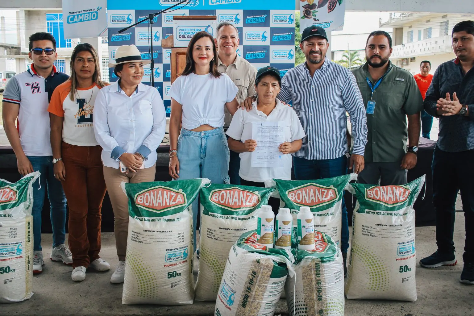 Prefectura entrega 230 kits de fertilizantes a cacaoteros en Naranjal