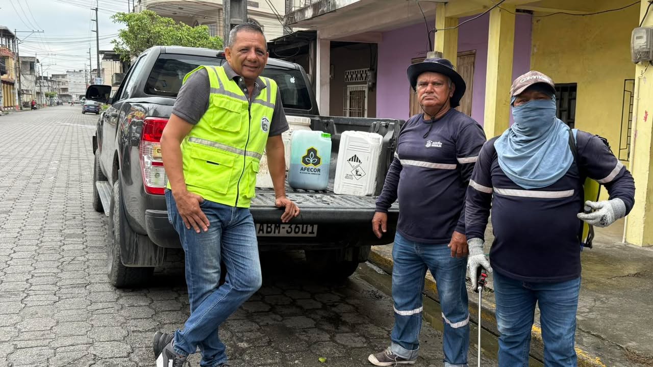 Alcaldía de Naranjal inicia fumigación preventiva en calles del casco urbano