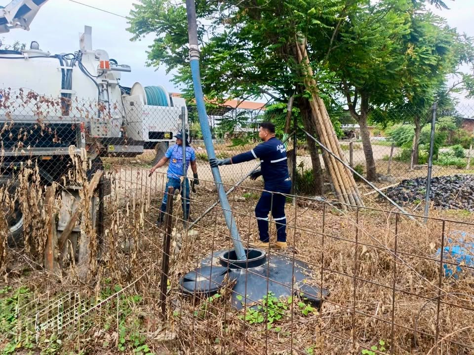 Alcaldía de Naranjal limpia pozo séptico para garantizar salubridad en Unidad Educativa 10 de Enero