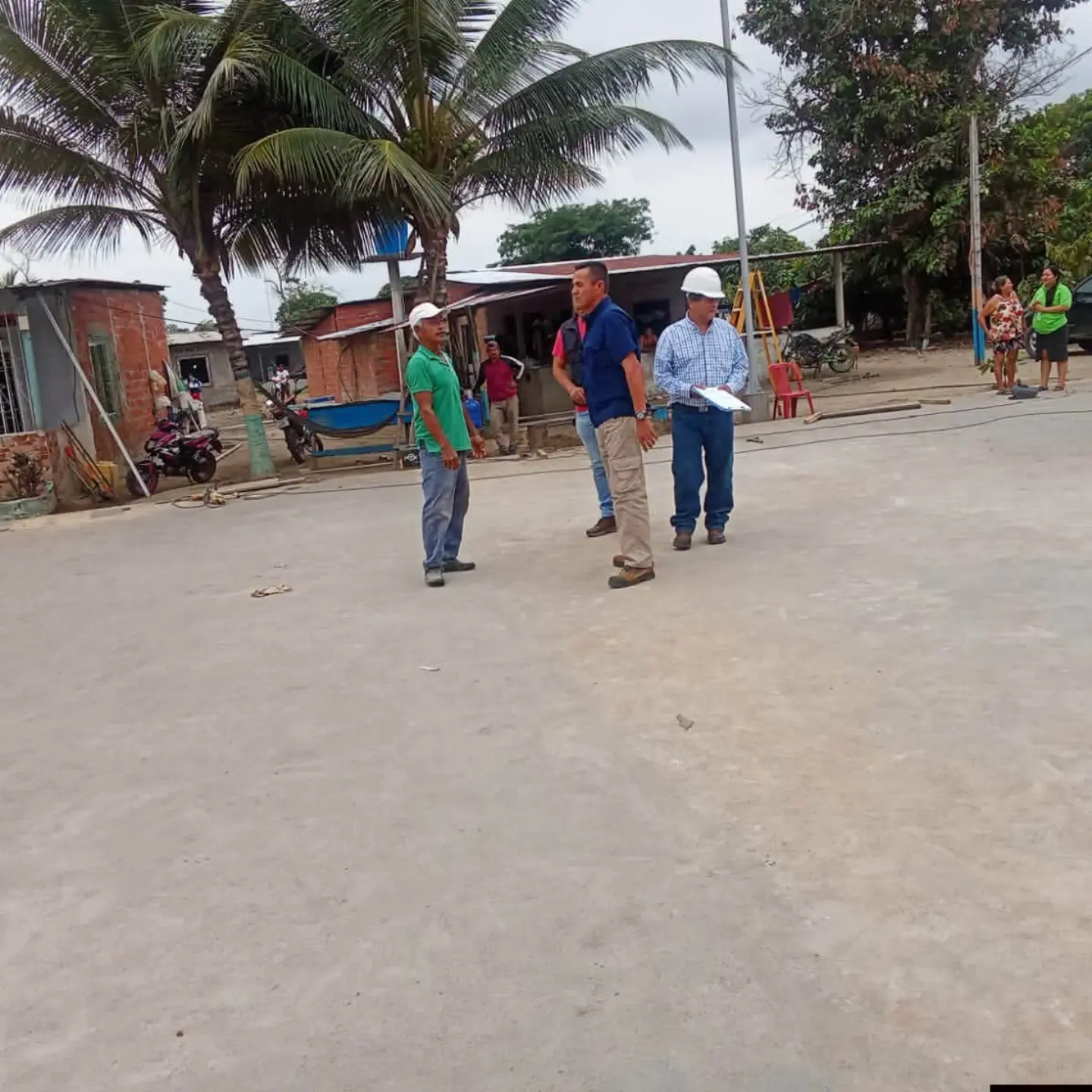 Técnico de CONAGOPARE y Adán Orellana inspeccionan obras en Taura