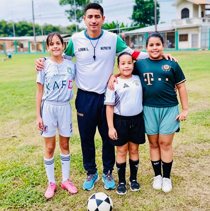 Más de 60 niños practican fútbol gratis en Jesús María, Naranjal