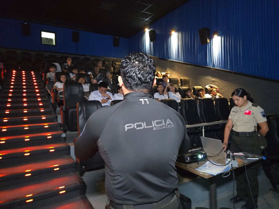 Alcaldía de Naranjal dicta charla sobre ciberdelitos para estudiantes del 15 de Octubre