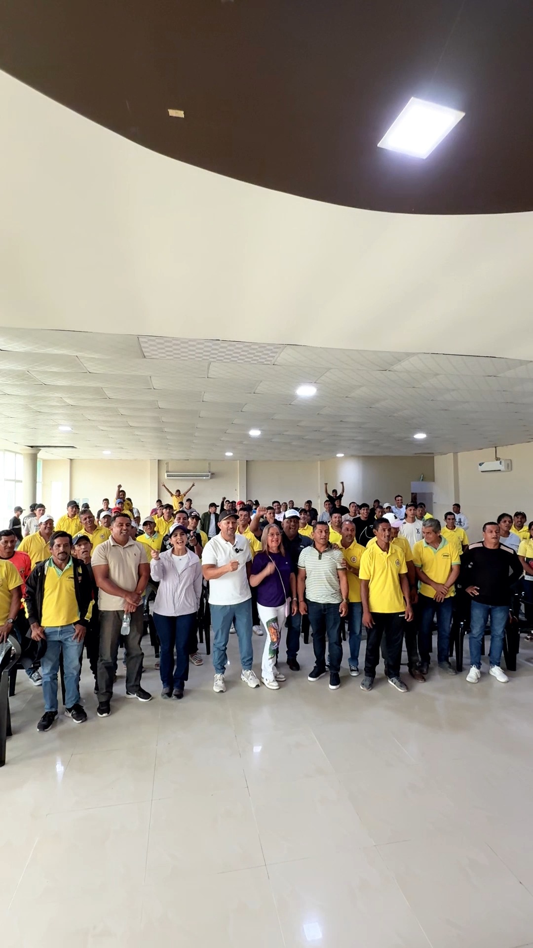 Alcalde Juan Carlos Rivera fortalece vínculos con cangrejeros de Naranjal