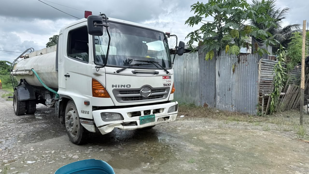 Tanquero municipal y bomberos abastecen agua en Naranjal por turbiedad