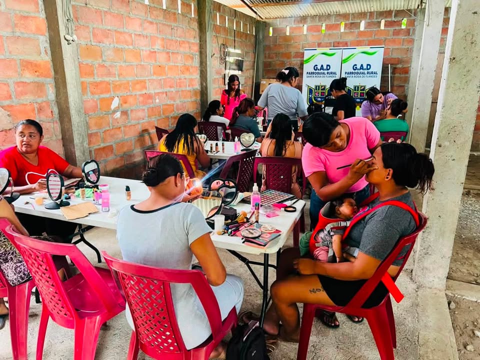 Taller de automaquillaje fortalece habilidades femeninas en el recinto Buenos Aires