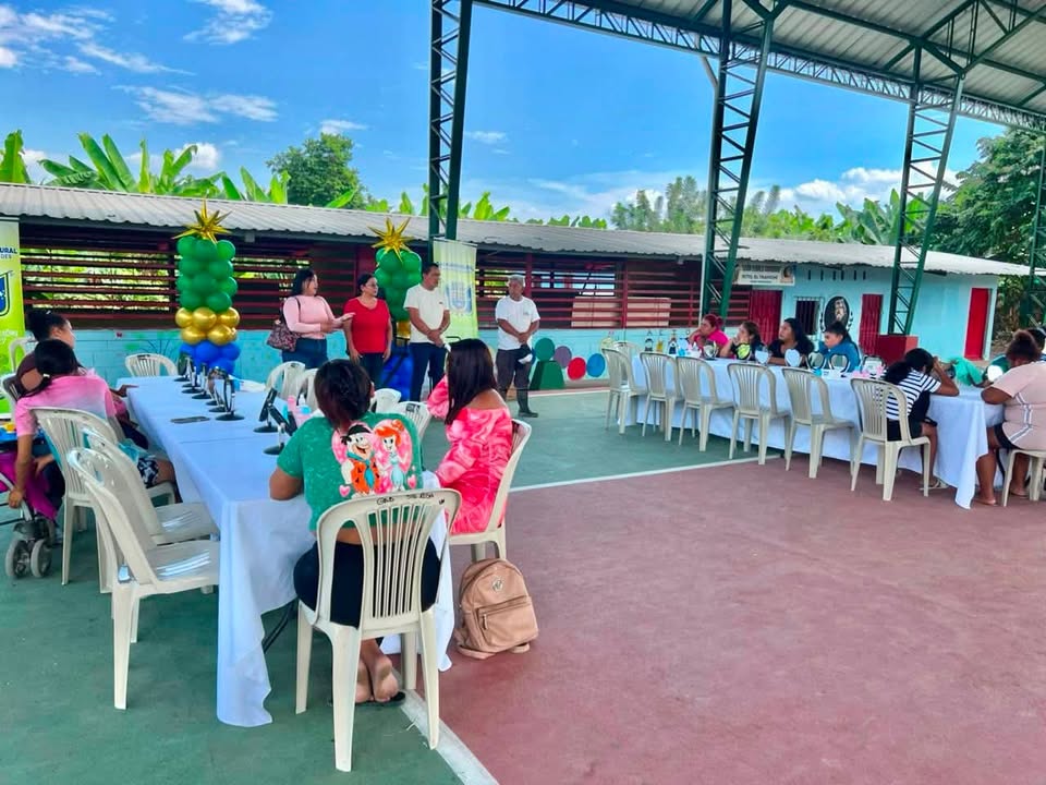 GAD Santa Rosa de Flandes inaugura curso de automaquillaje en Trapiche para impulsar el emprendimiento femenino
