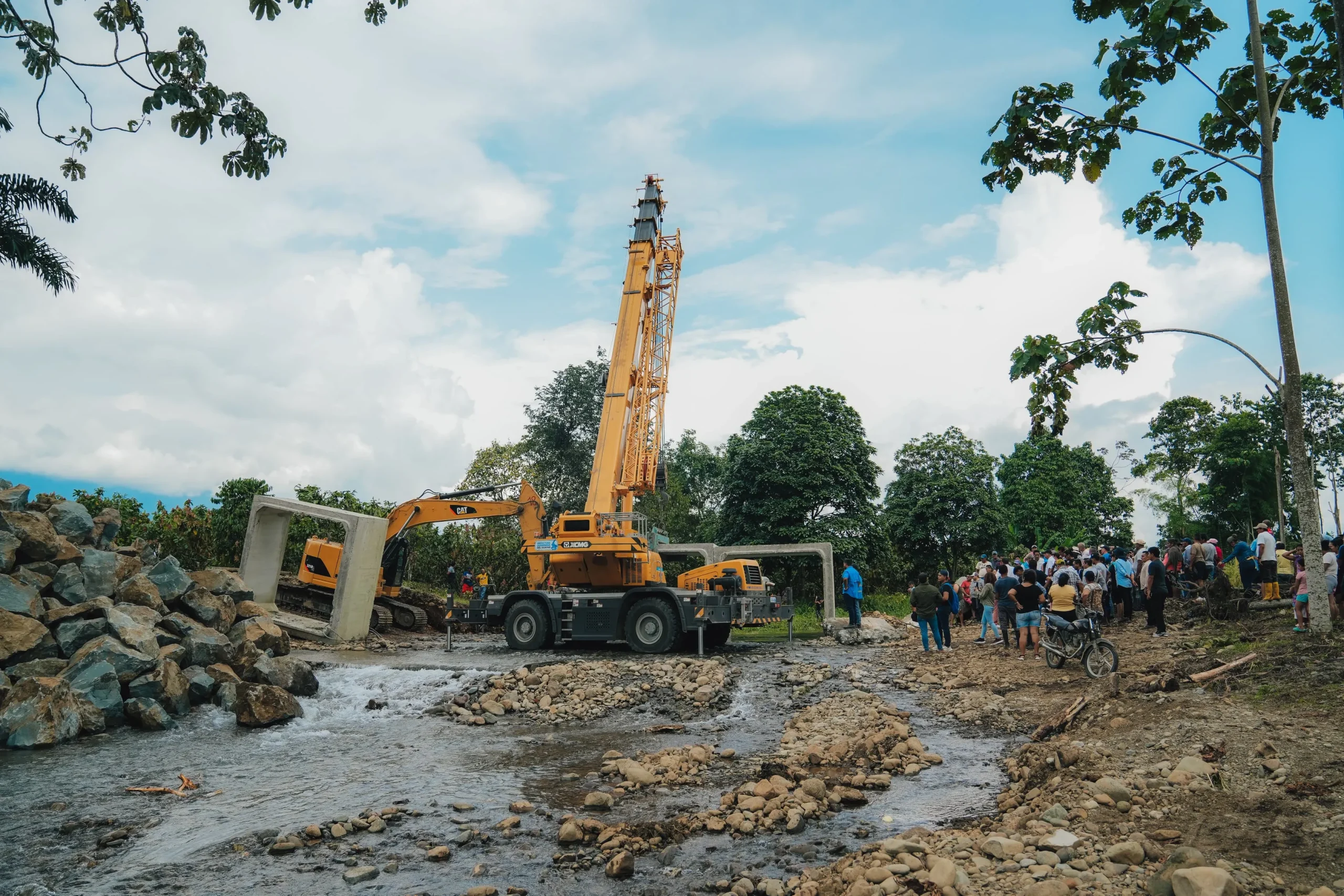 Prefectura del Guayas restablece paso en Fortuna Baja tras colapso del puente sobre el San Antonio