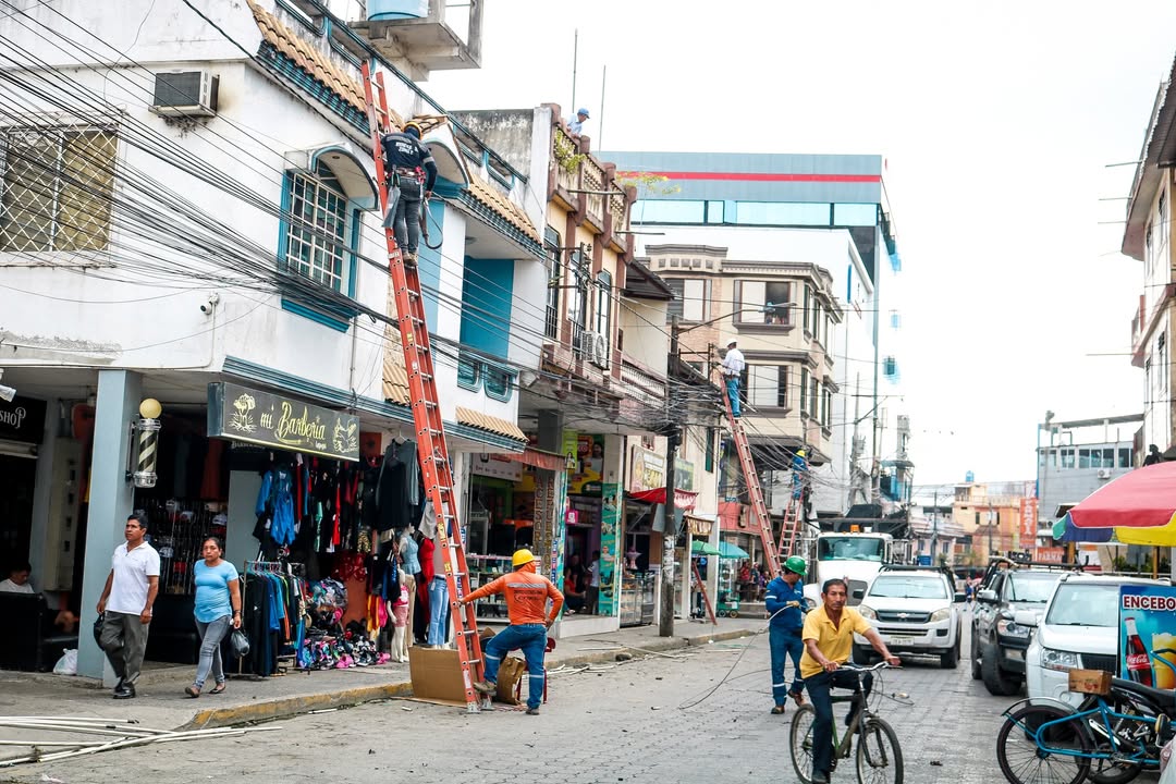 Alcaldía de Naranjal y CNEL EP mejoran infraestructura eléctrica en calle 10 de Agosto