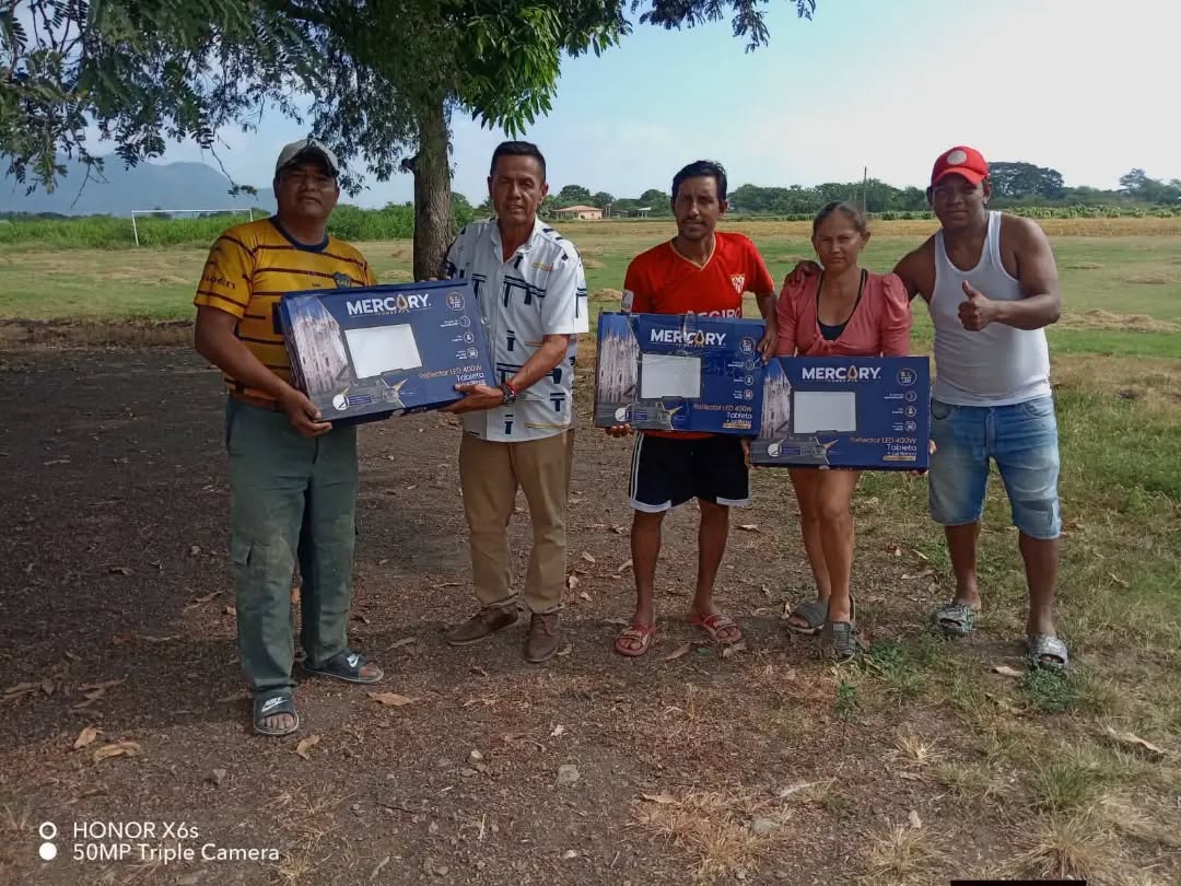 GAD Taura entrega reflectores para mejorar seguridad en Los Laureles y Primero de Mayo