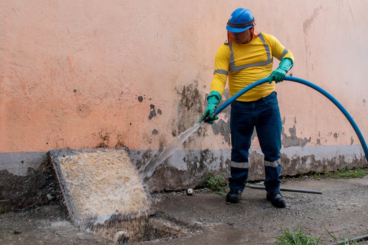 Municipio de Durán limpia alcantarillado en El Recreo tras colapso por desechos