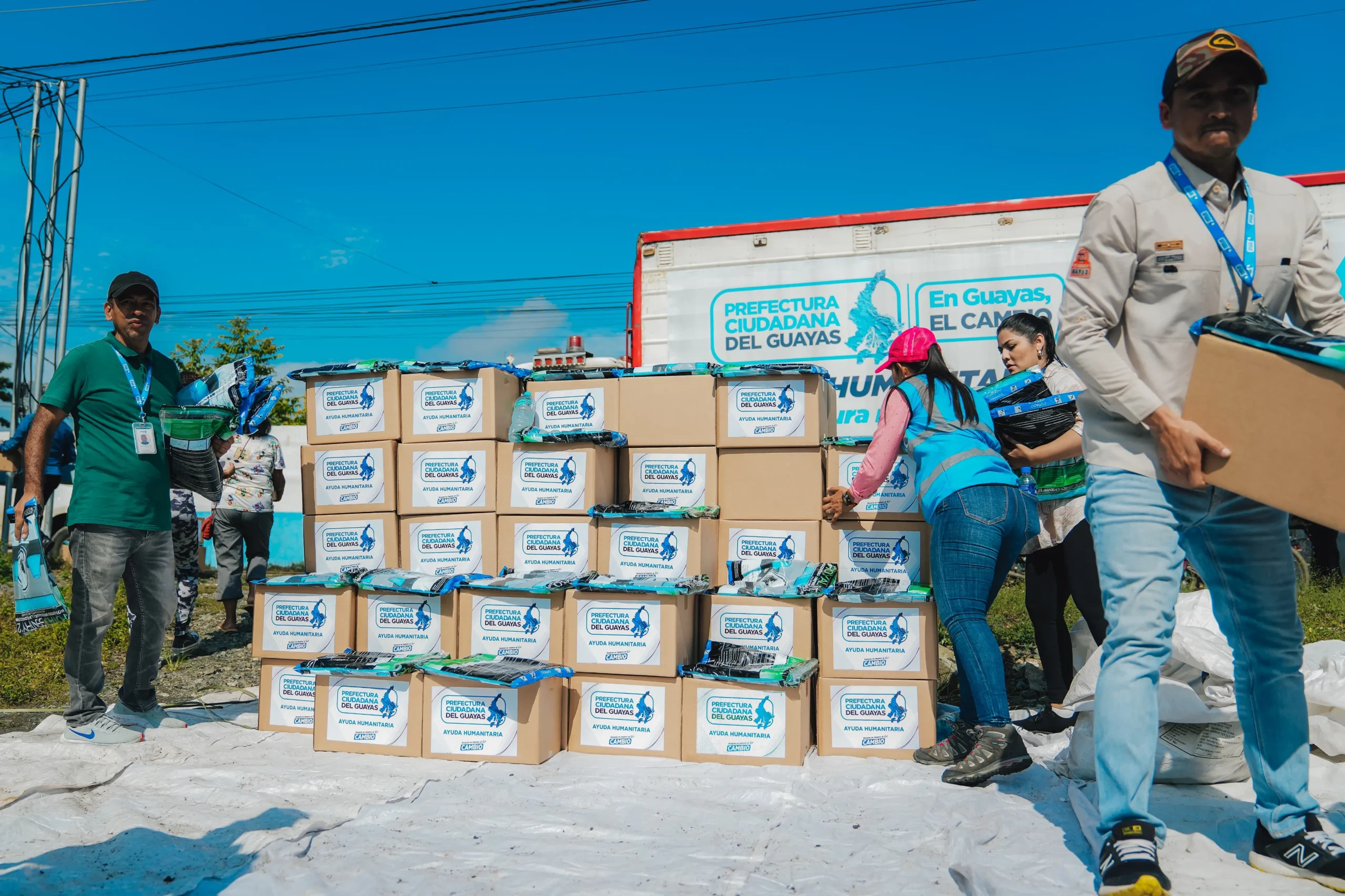 Prefectura del Guayas entrega ayuda humanitaria a familias en Naranjal por crecida de ríos
