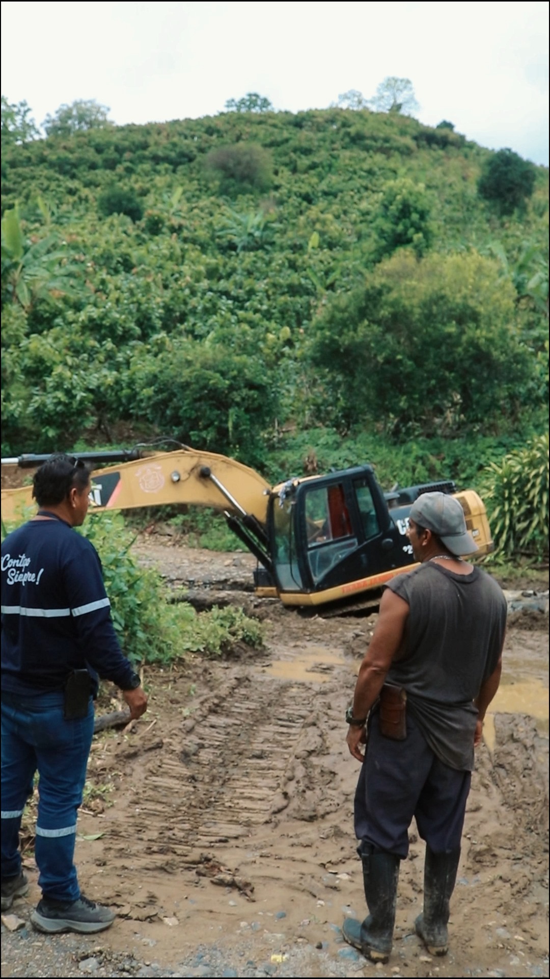Alcaldía de Naranjal repone vía principal en La Rubira tras colapso del estero