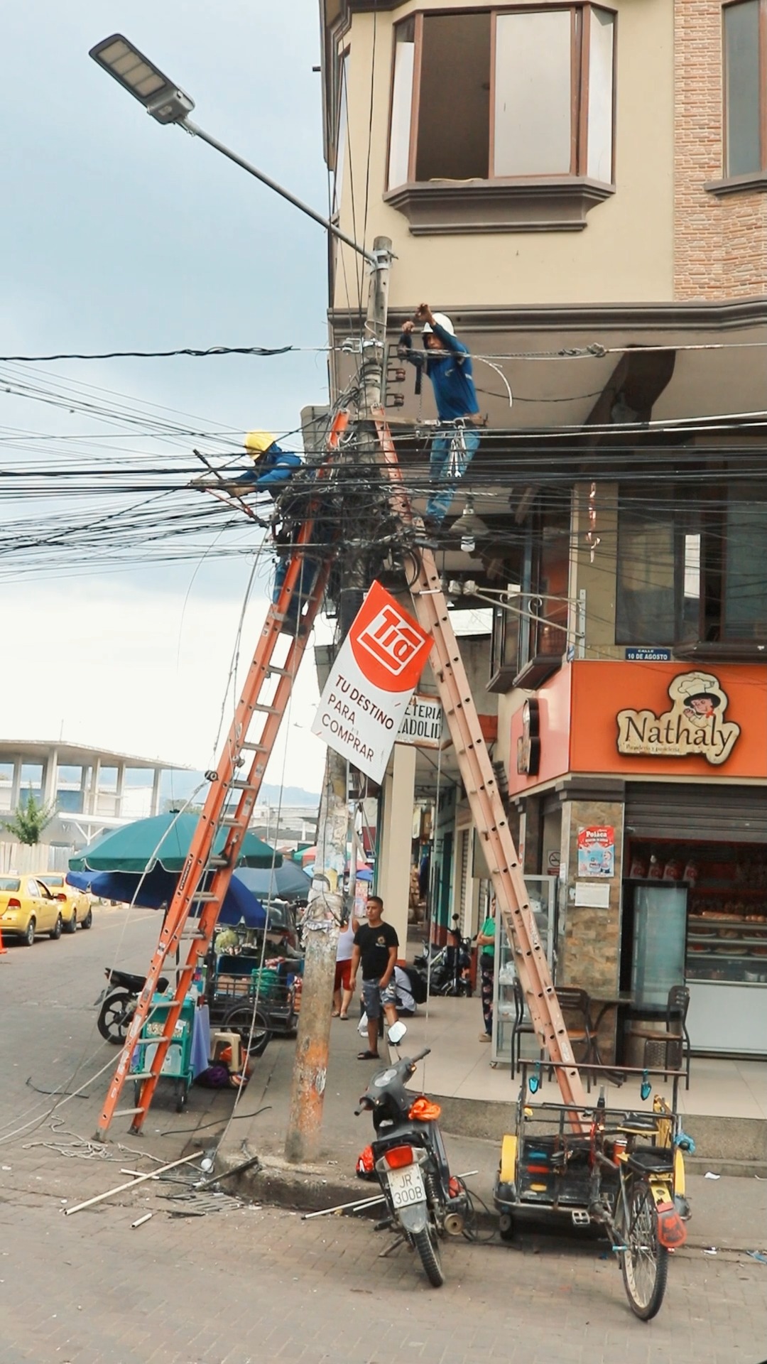 Alcaldía de Naranjal y CNEL mejoran infraestructura eléctrica en calle 10 de Agosto