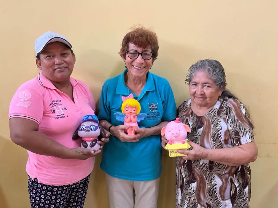 Adultos mayores del proyecto Santa Rosa de Flandes pintan cerámica en Naranjal