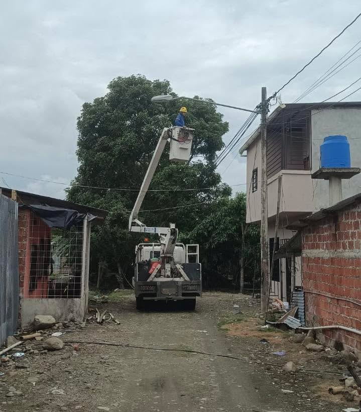 Alcaldía de Naranjal instala 18 luminarias para mejorar seguridad y alumbrado