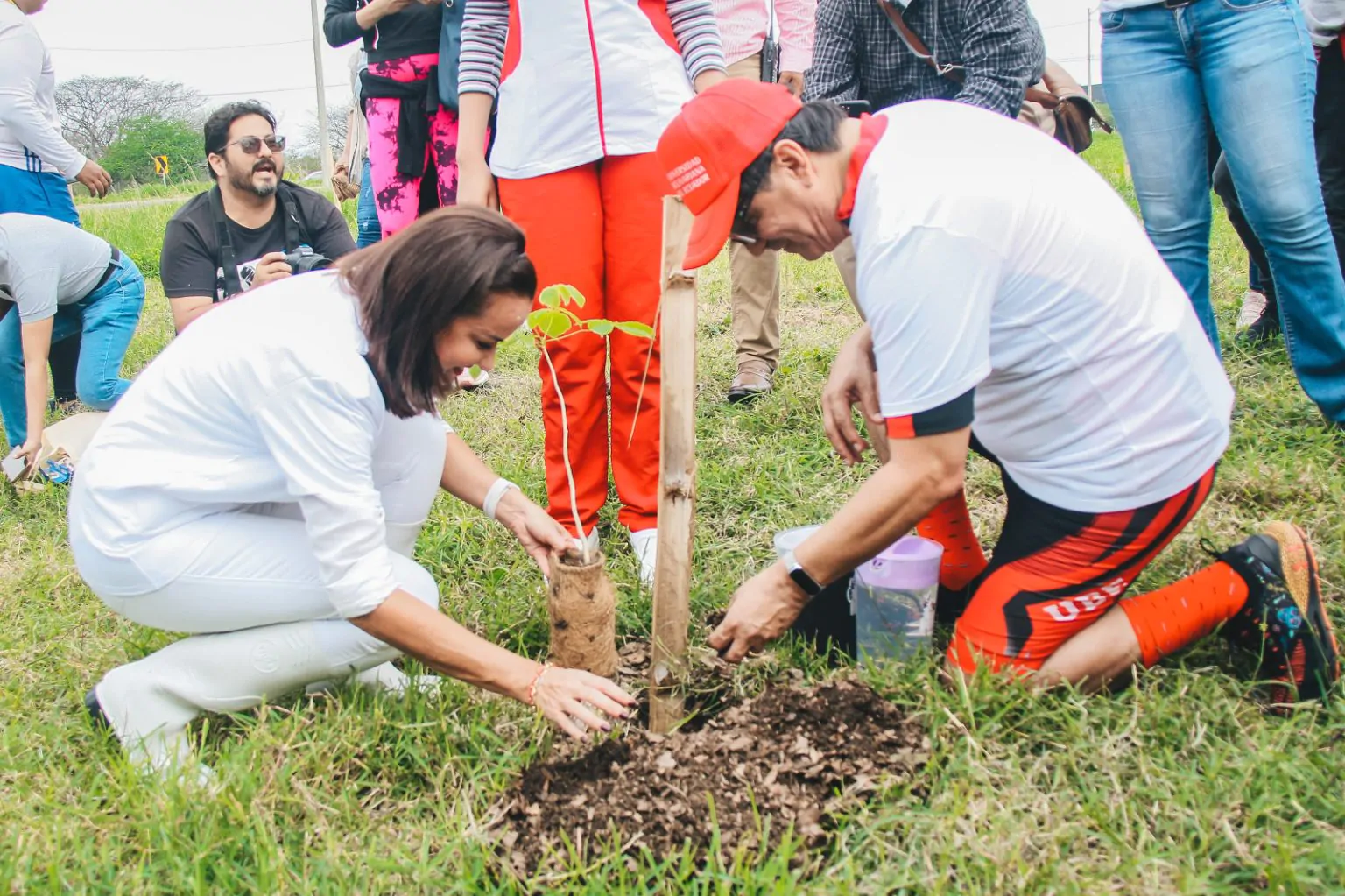 Prefectura del Guayas sembró 500 árboles en Durán con envoltorios biodegradables