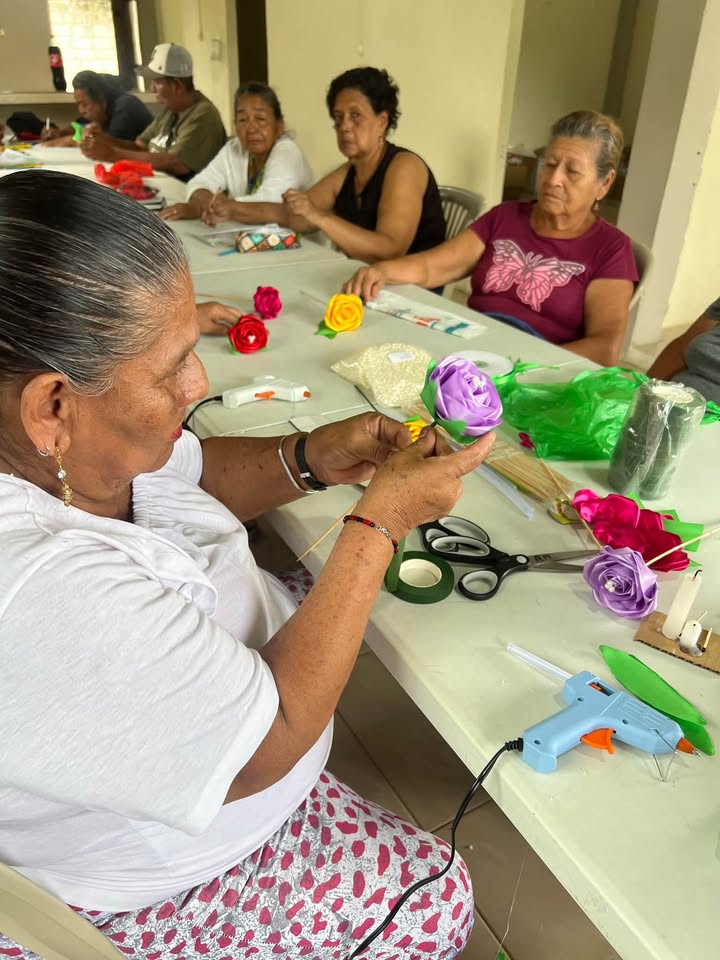 Adultos mayores del proyecto Santa Rosa crean flores eternas en Naranjal