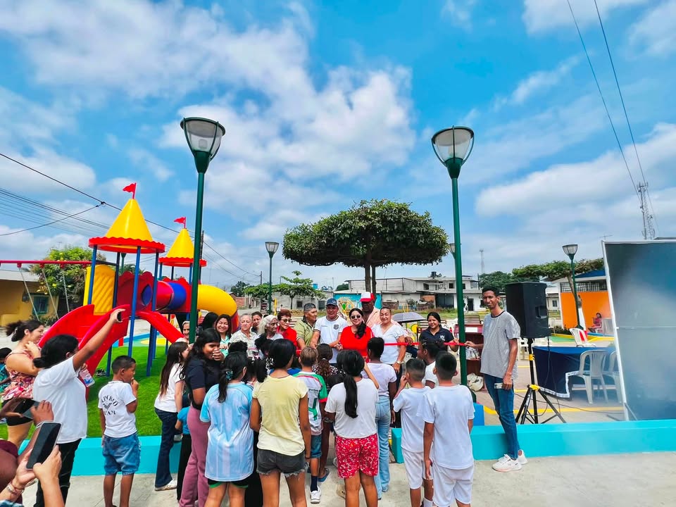 GAD Parroquial Santa Rosa de Flandes entrega parque renovado y juegos infantiles en Villanueva