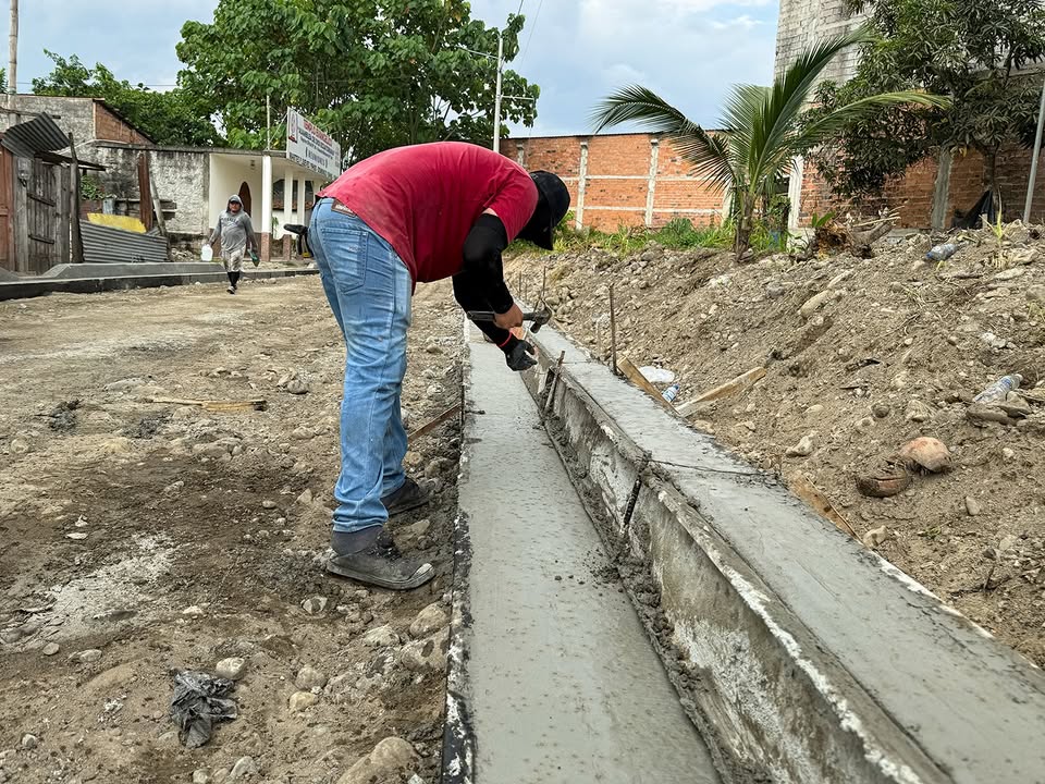 Adoquinan callejón 14 Suroeste en La Familia con aceras y bordillos