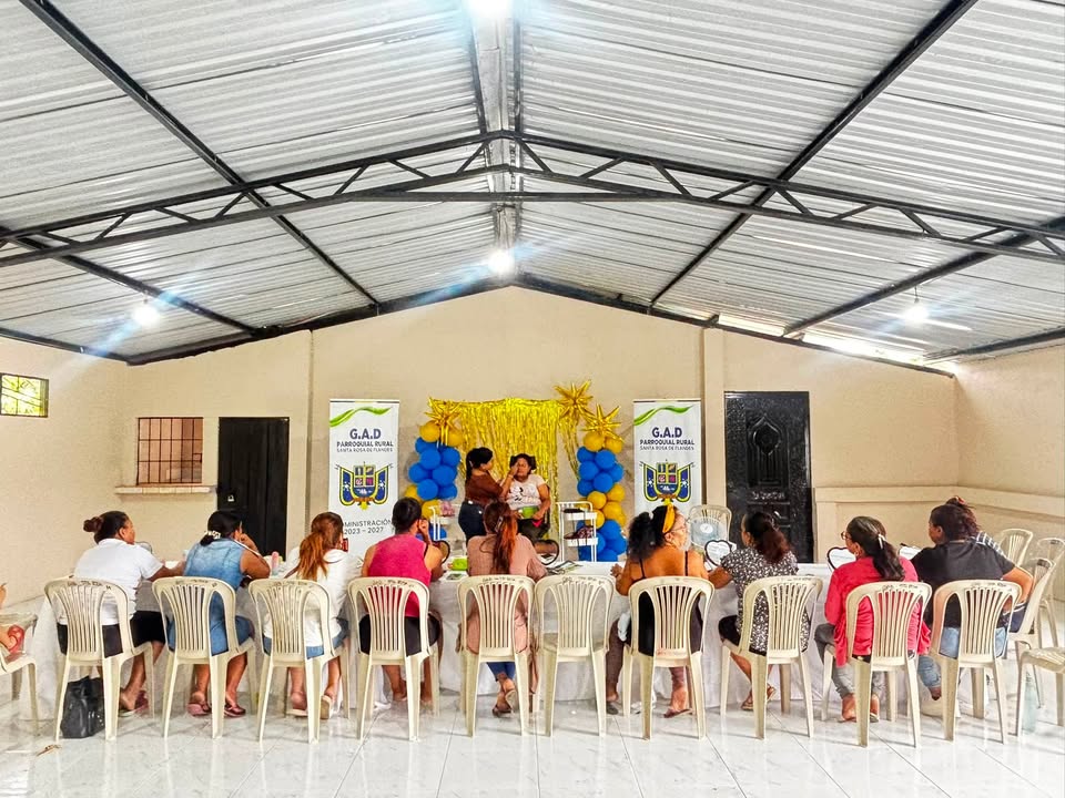 Jóvenes de Campamento y Puerto Arturo perfeccionan técnicas de automaquillaje en Naranjal