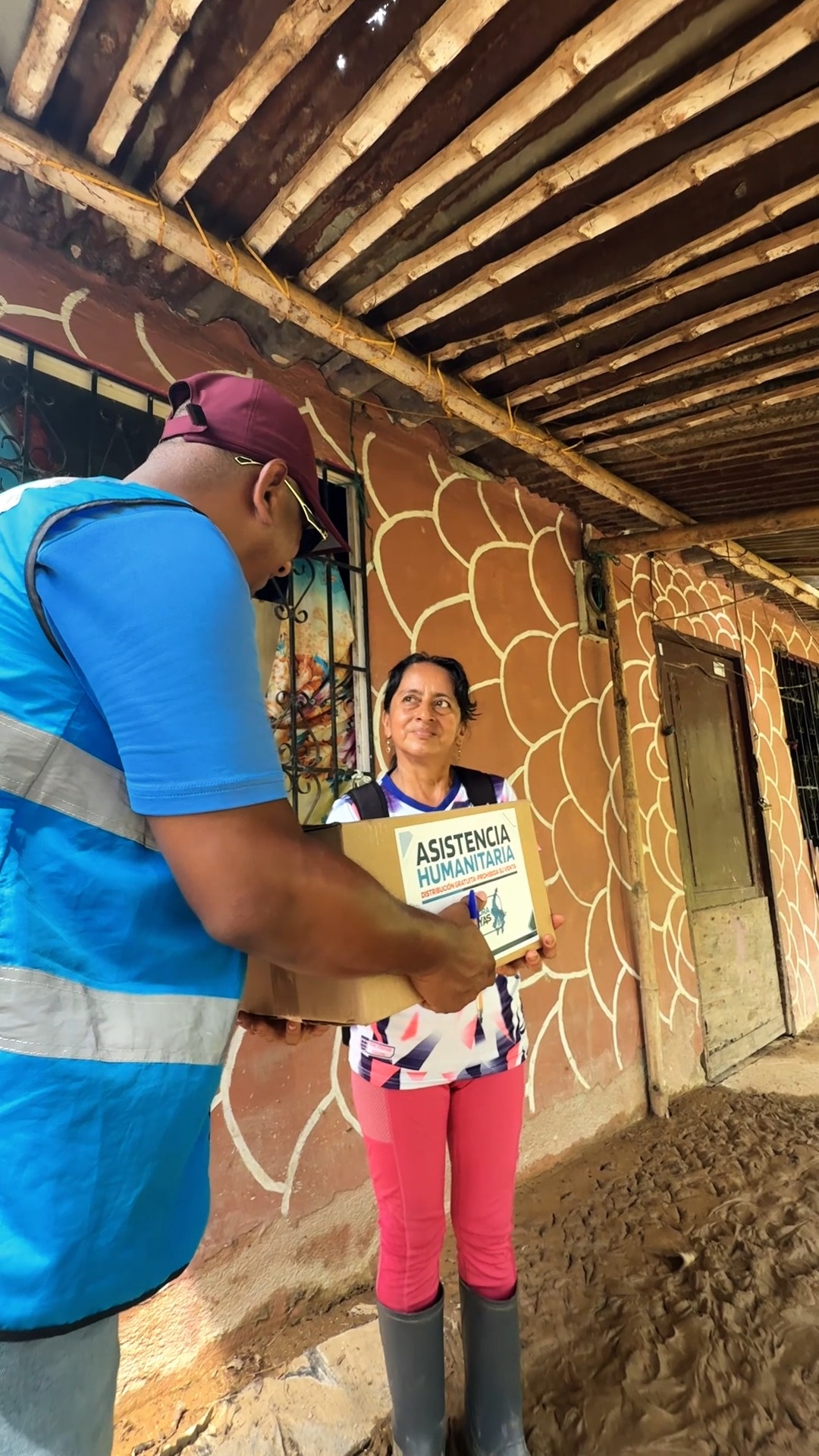 Prefectura del Guayas entrega kits humanitarios a familias de Naranjal por el invierno