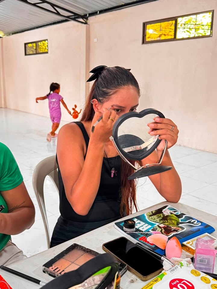 Jóvenes de Campamento y Puerto Arturo perfeccionan técnicas de automaquillaje en Naranjal