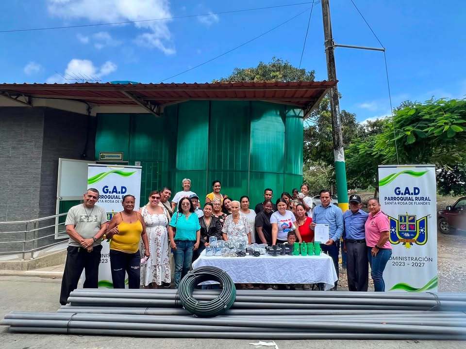 GAD Parroquial Santa Rosa de Flandes entrega materiales para mejorar el agua en El Rosario
