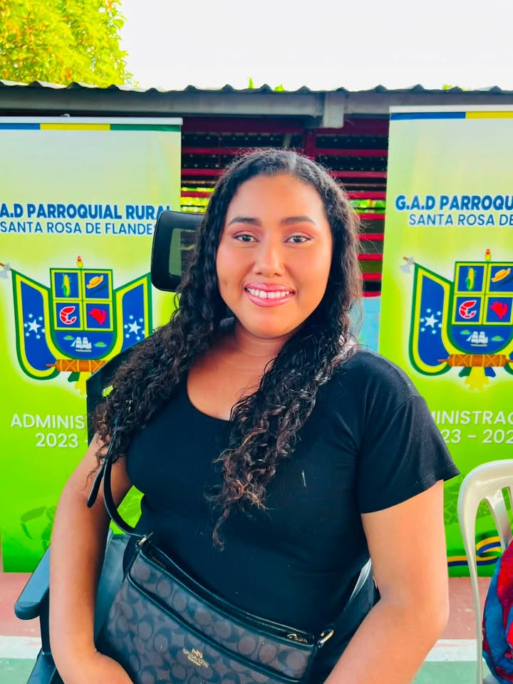Mujeres de Trapiche perfeccionan técnicas de automaquillaje social en Naranjal