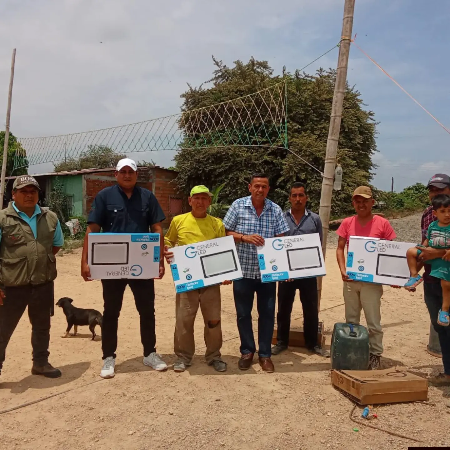 Iluminación para la cancha de volley en Taura: vecinos del Recinto 15 de Noviembre reciben reflectores