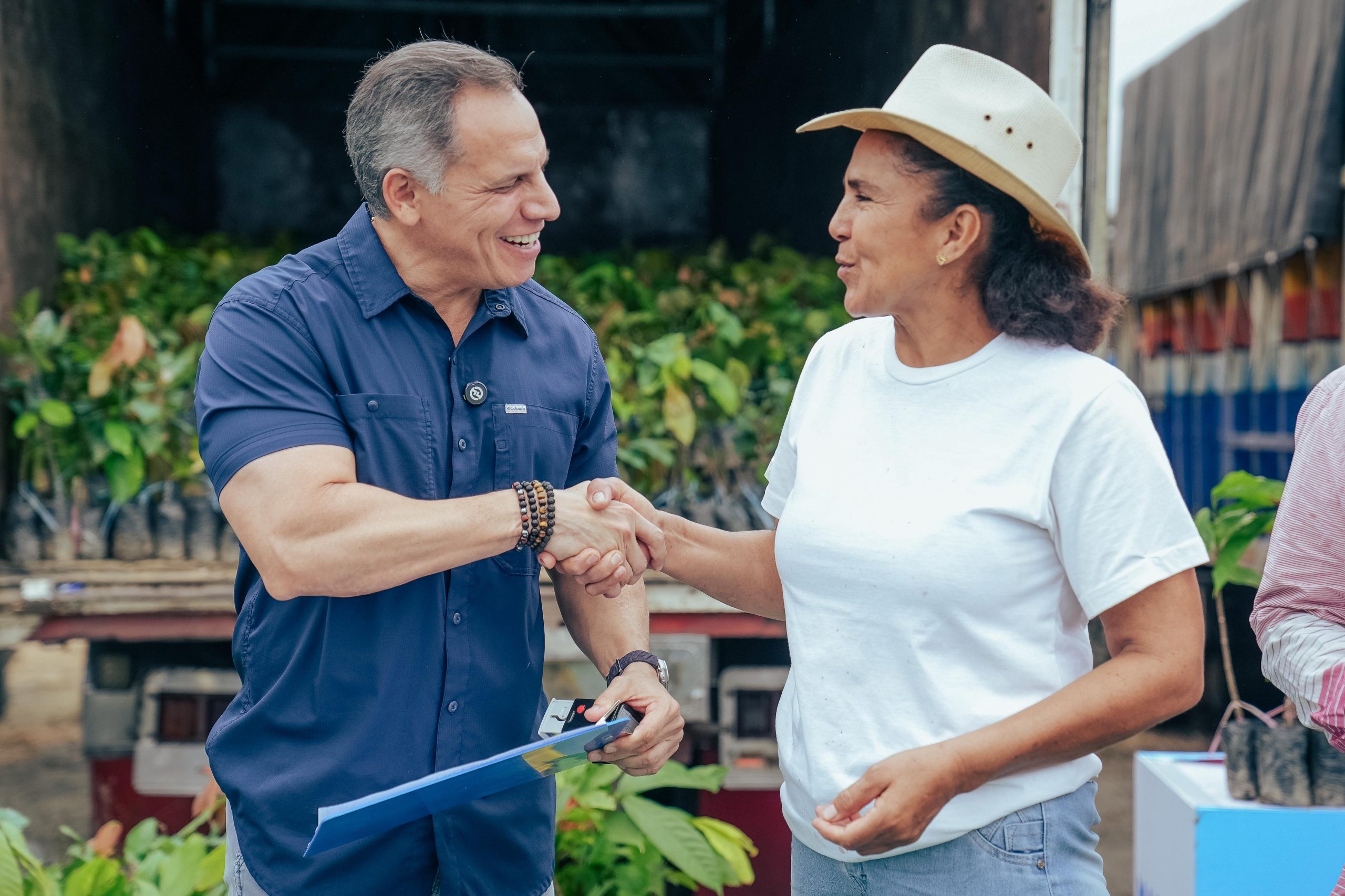 110 productores de La Indiana reciben 65 mil plántulas de cacao en Naranjal