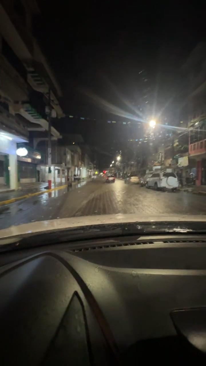 Aguas bajan rápido en el centro de Naranjal tras fuerte lluvia