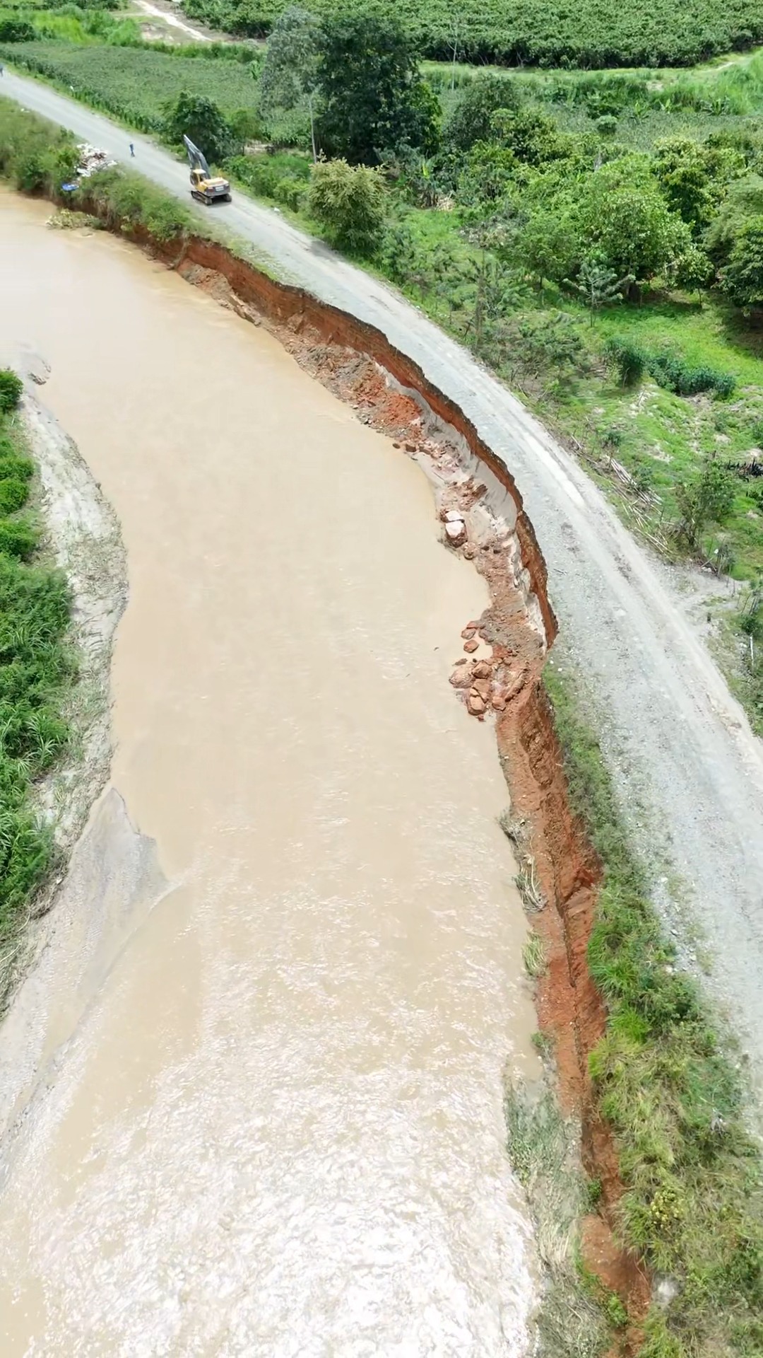 Maquinaria de la Prefectura del Guayas llega a Naranjal para reparar socavón en vía al relleno sanitario