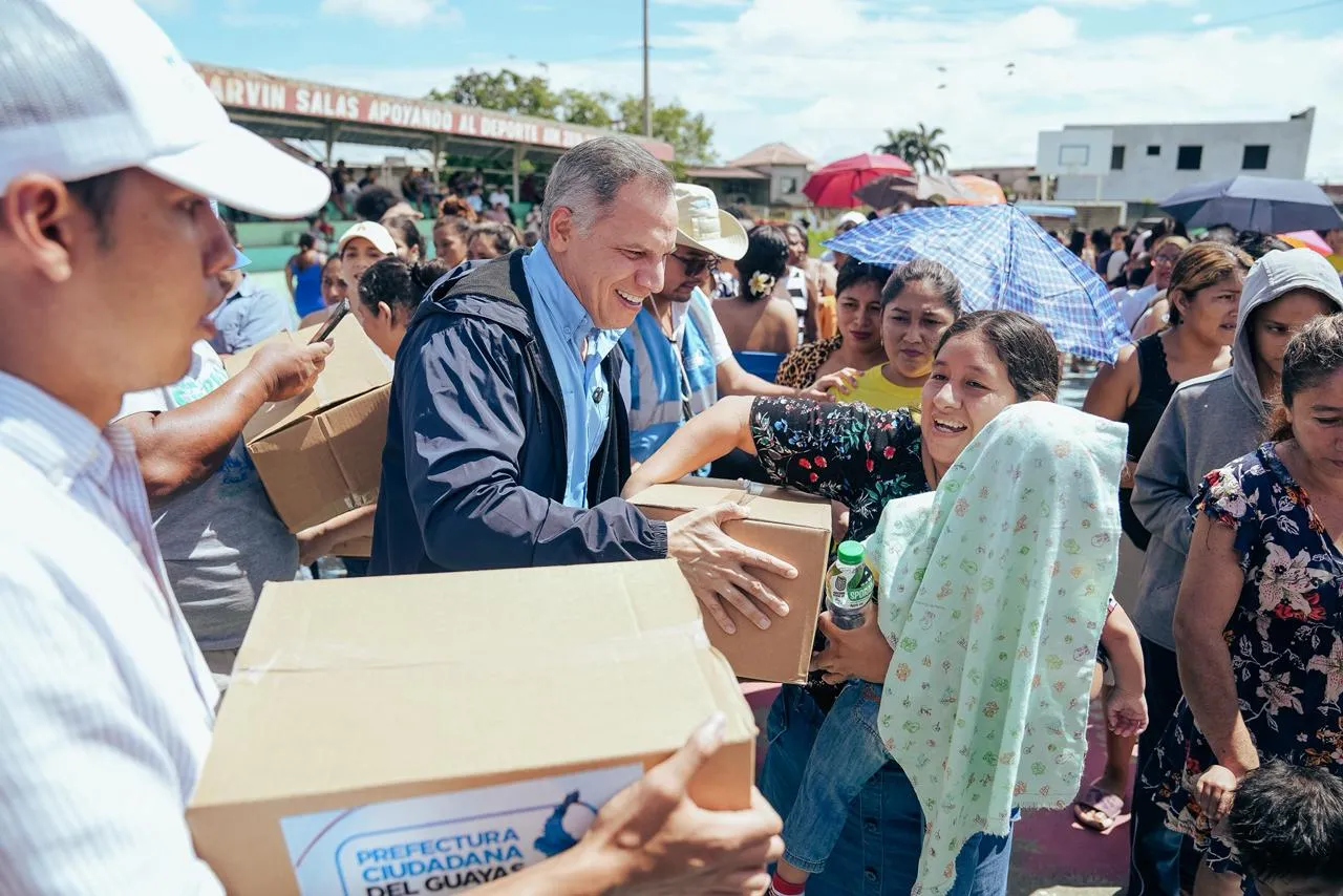 Prefectura del Guayas entrega 210 kits en Naranjal por Alerta Roja