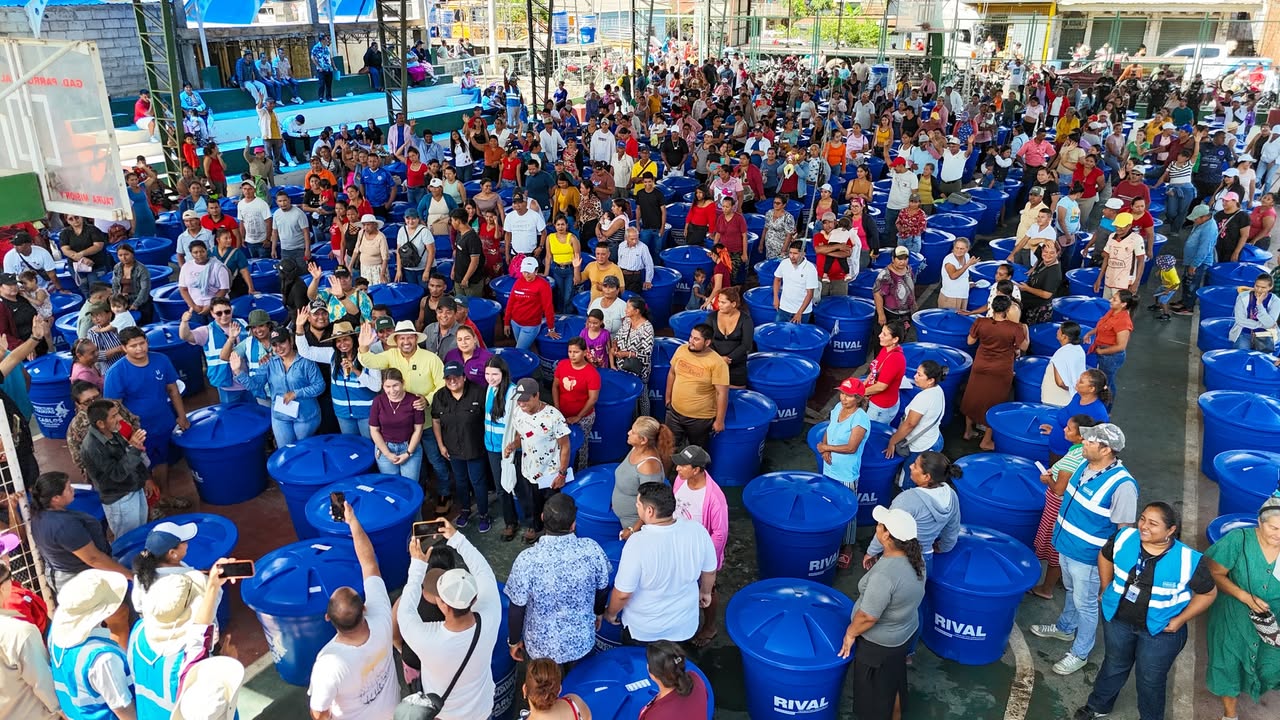 Prefectura del Guayas entrega 450 kits de agua segura a familias de Taura