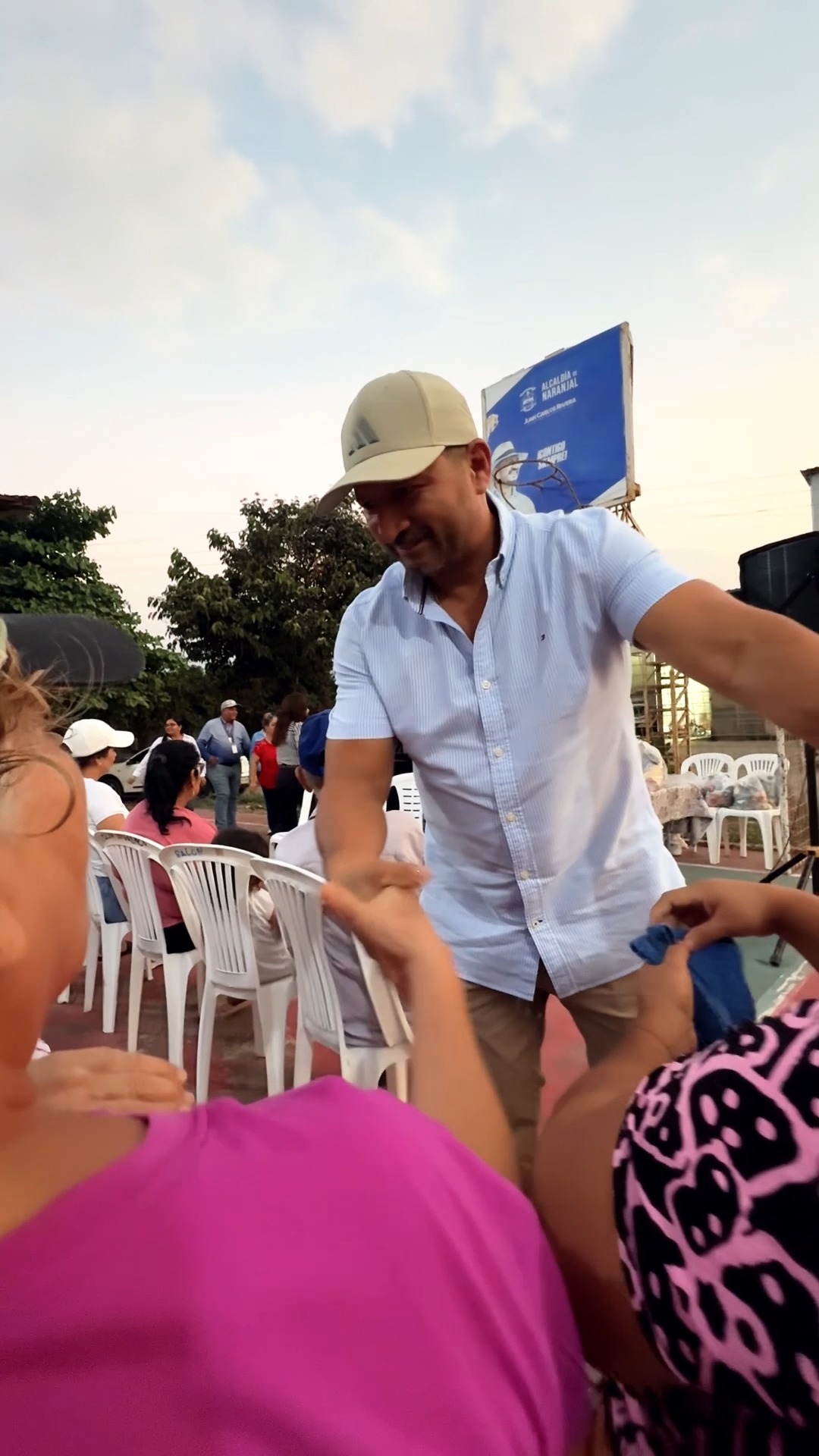 Alcalde Juan Carlos Rivera visita El Aromo y entrega insumos a familias naranjaleñas