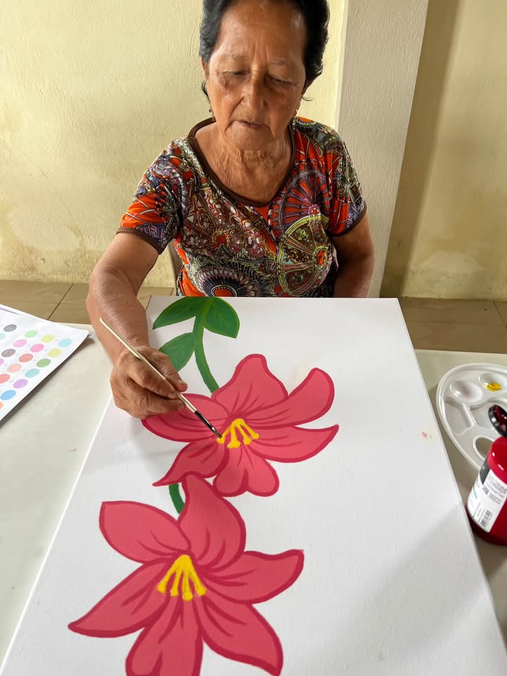 Adultos mayores de Santa Rosa de Flandes desarrollan pintura sobre lienzo