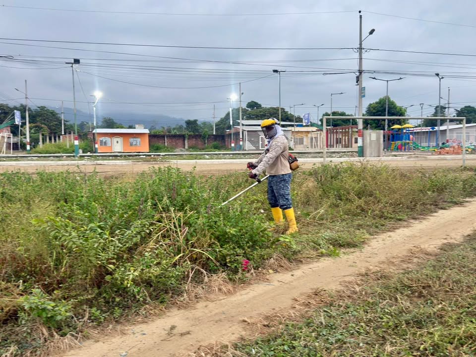 Alcaldía de Naranjal mantiene canchas y mejora seguridad con limpieza de espacios deportivos
