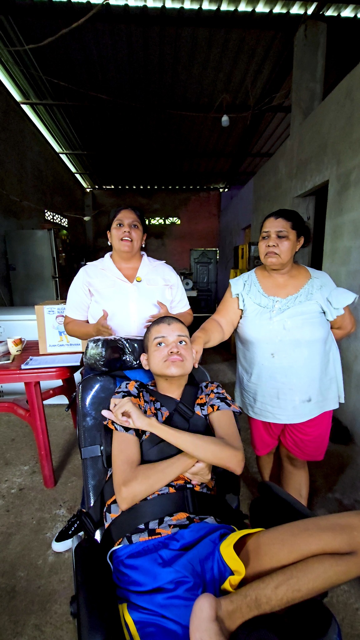 Joven de Naranjal recibe silla postural para mejorar su movilidad
