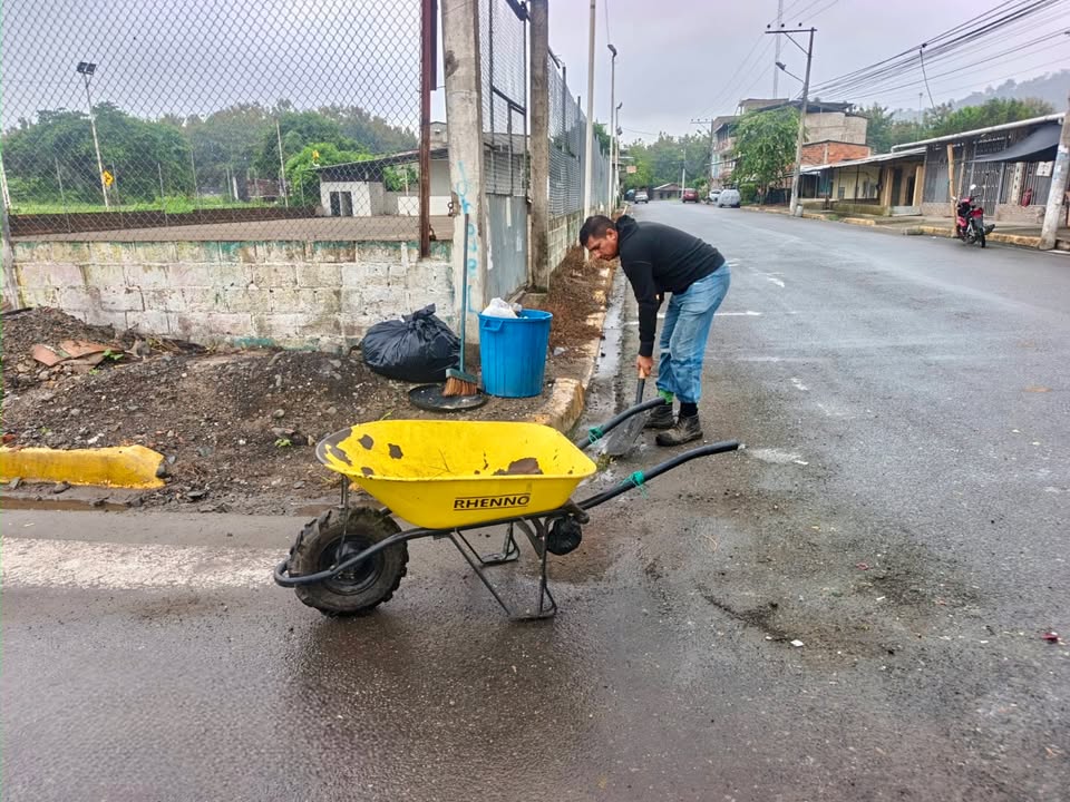 Alcaldía de Naranjal limpia canaletas en Jaime Roldós para evitar inundaciones